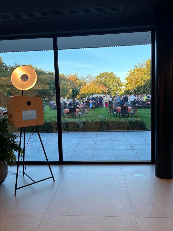 De booth aan het raam, terwijl buiten in de tuin de receptie bezig is